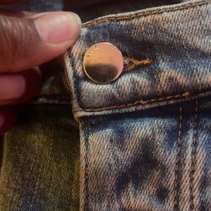 Here I have pre-owned “ AMIRI PAINT DRIP CORE LOGO JEAN “ size 34